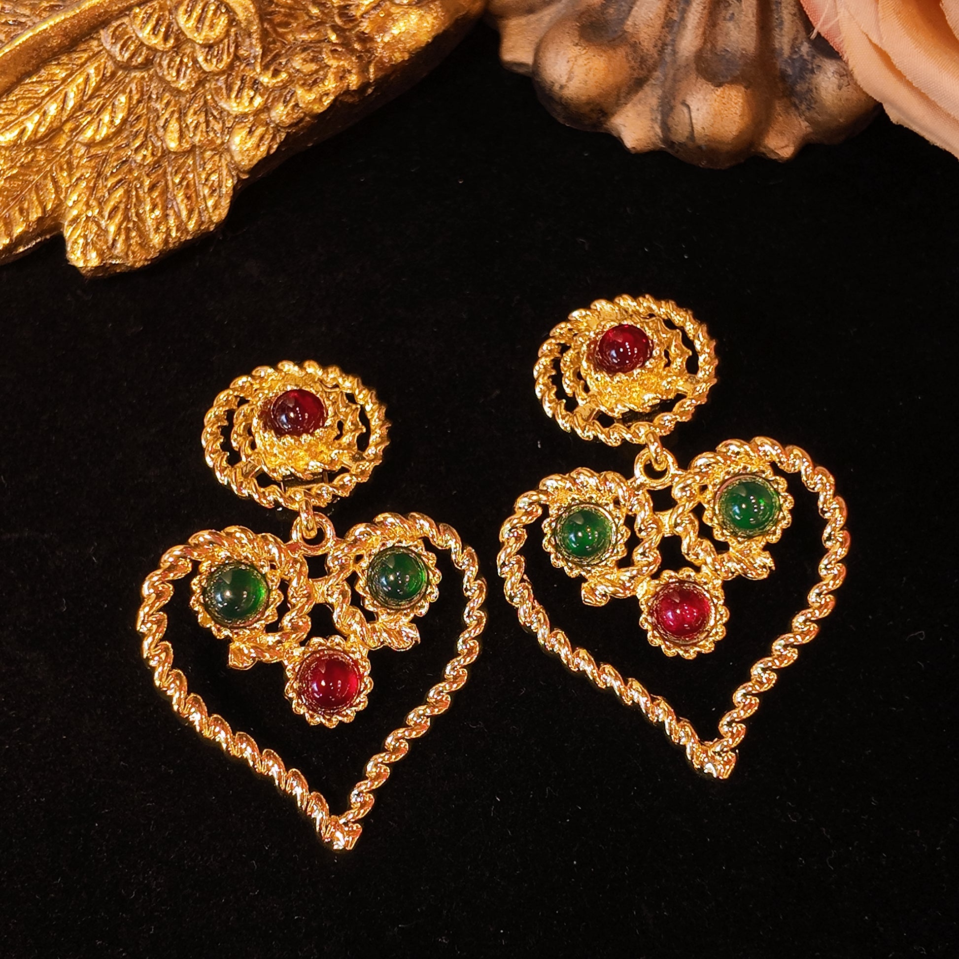"Alchemy Sanctuary" twisted copper gold-plated earrings | Red and green glass heart-shaped riddles | Retro distressed technique | Bohemian manifesto