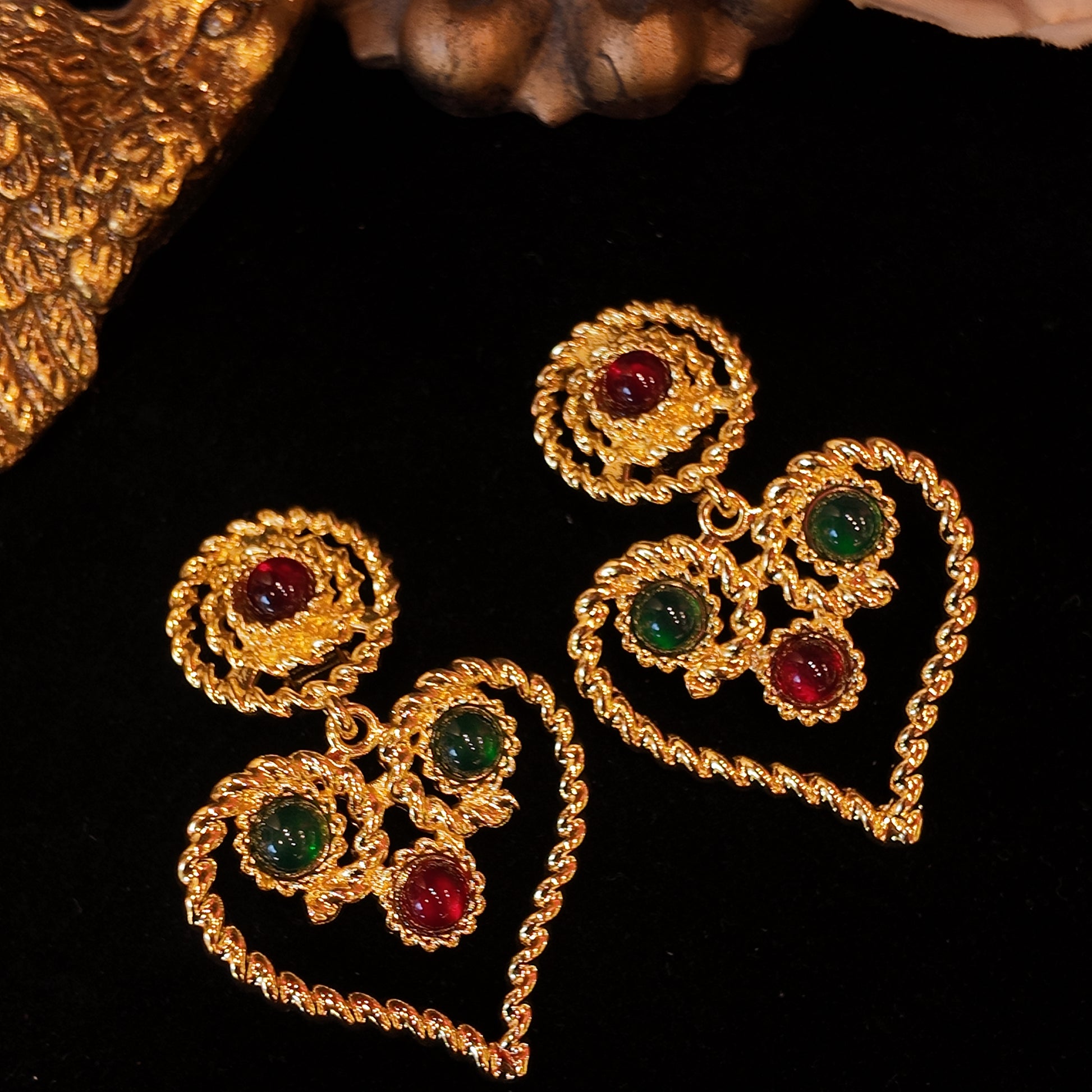 "Alchemy Sanctuary" twisted copper gold-plated earrings | Red and green glass heart-shaped riddles | Retro distressed technique | Bohemian manifesto
