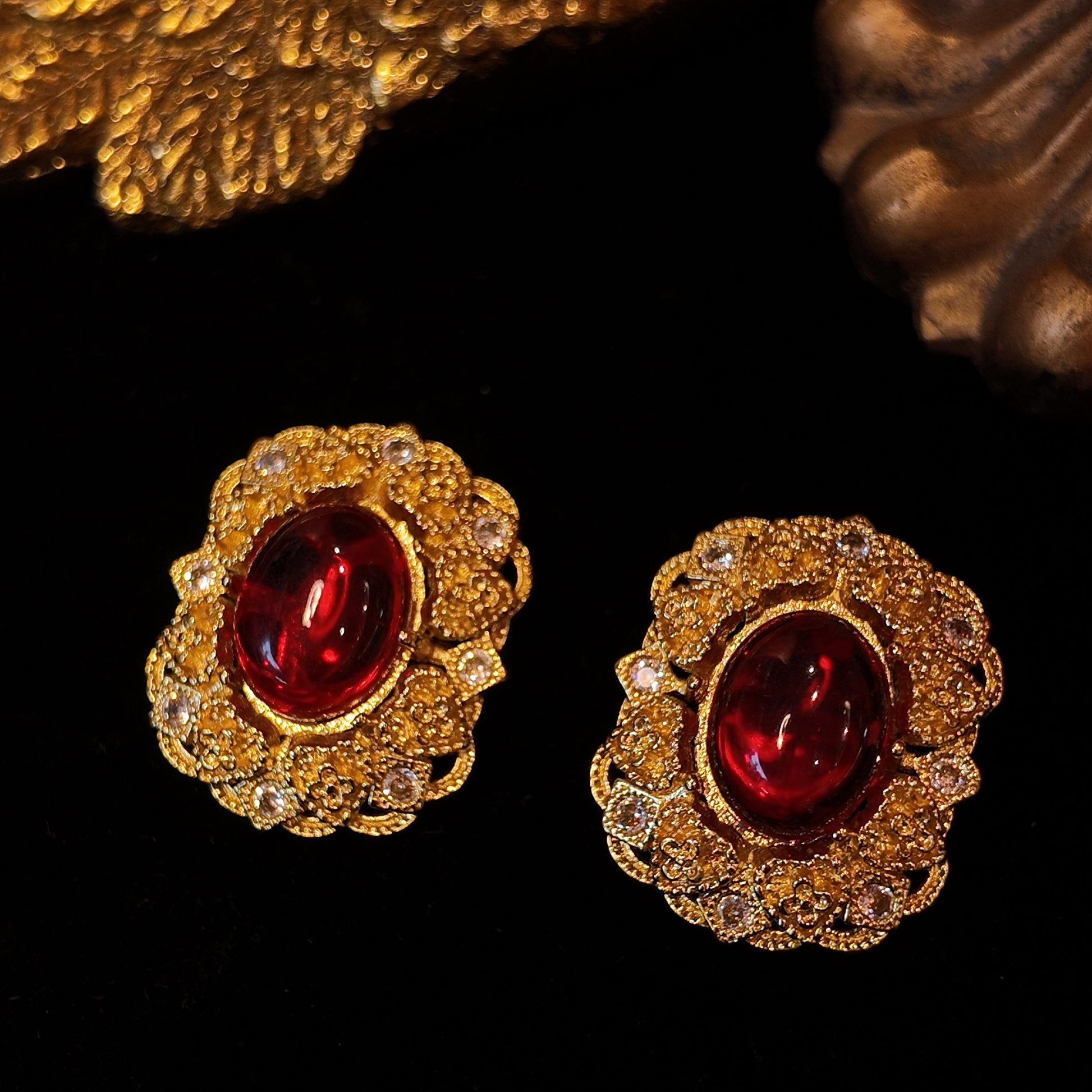 "Victoria Red Heart" Retro Glass Ear Clips | Flaming Ruby Gemstone Luster | Gold-Plated Heart-Shaped Zircon Cluster | Ear Piercing-Free Elegance Choice