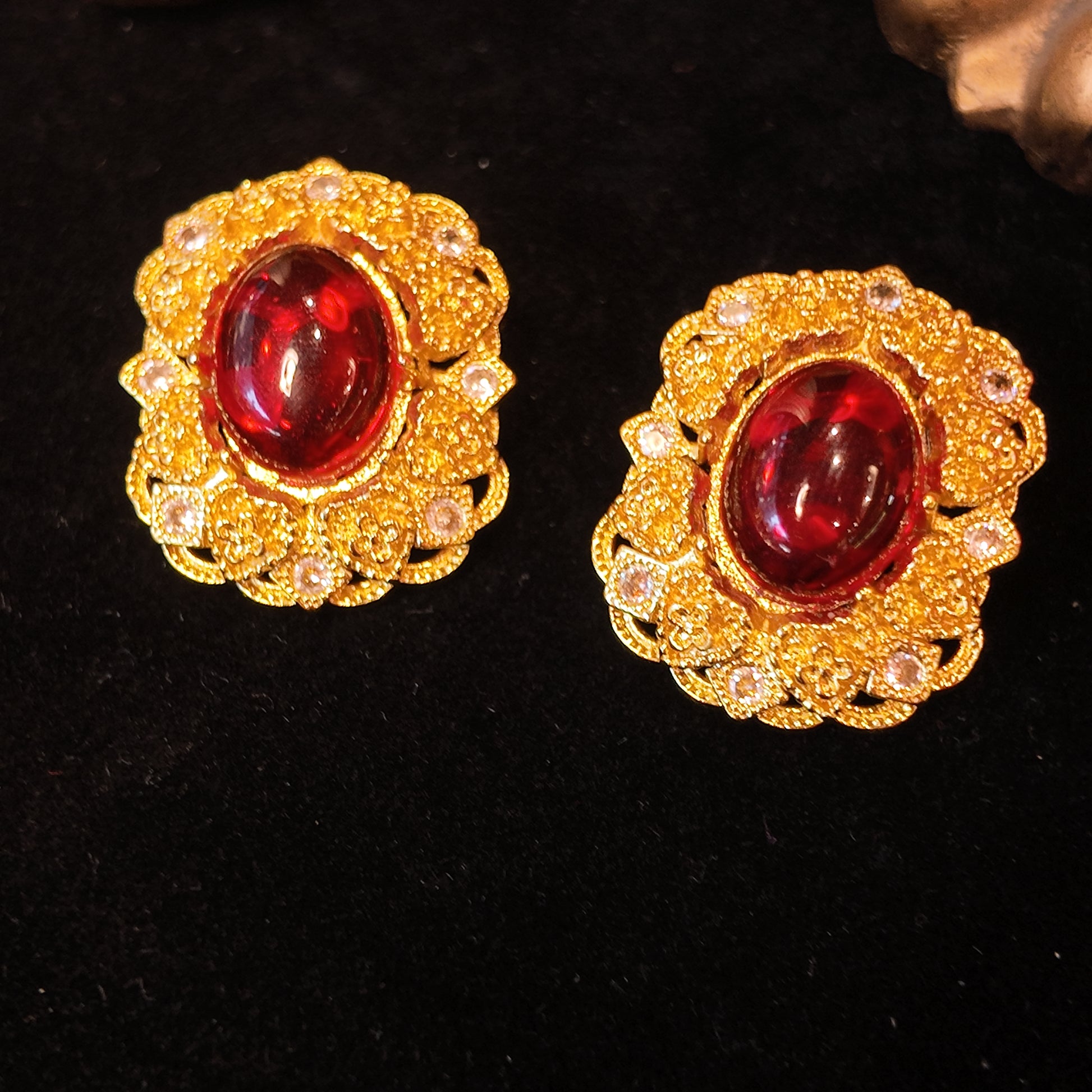 "Victoria Red Heart" Retro Glass Ear Clips | Flaming Ruby Gemstone Luster | Gold-Plated Heart-Shaped Zircon Cluster | Ear Piercing-Free Elegance Choice