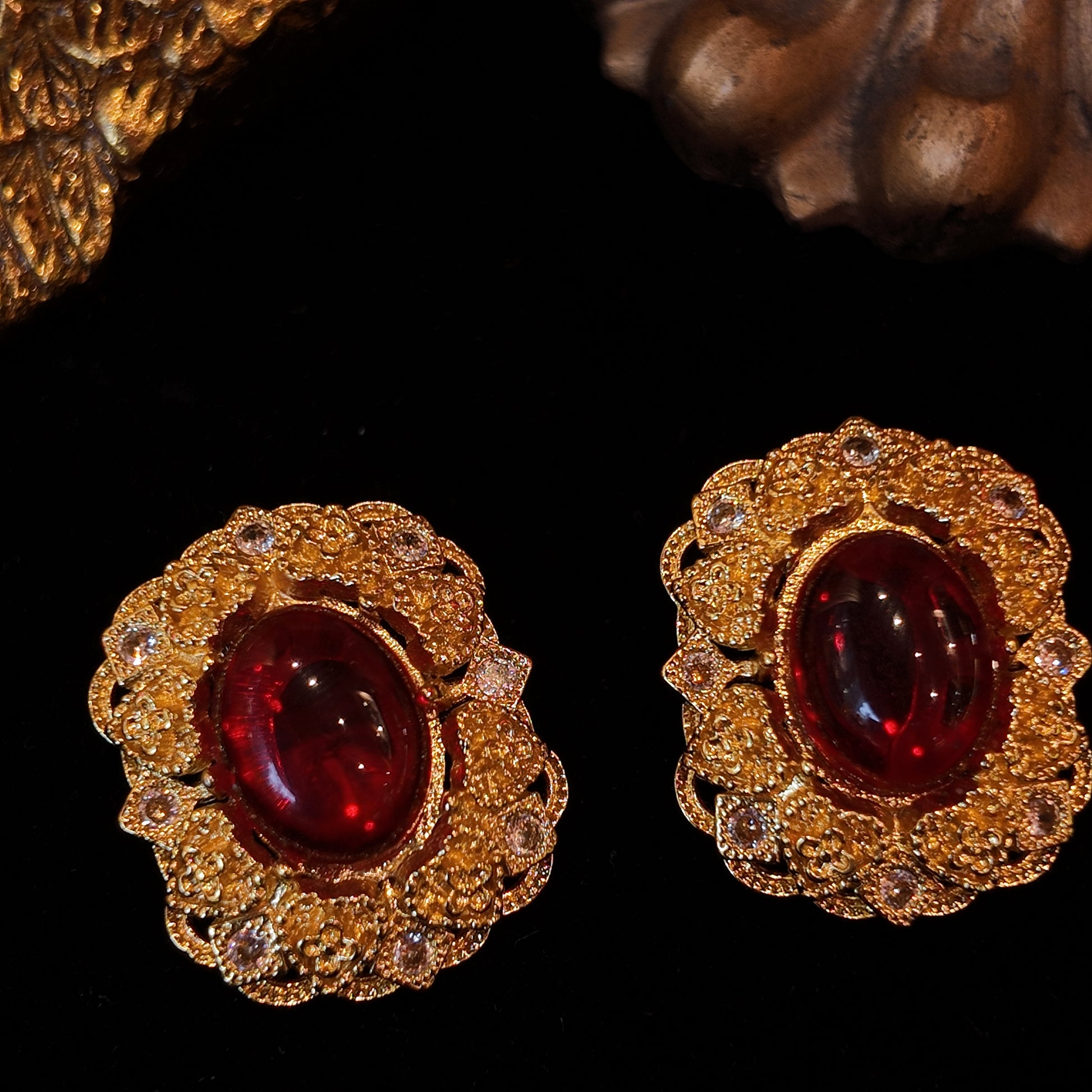"Victoria Red Heart" Retro Glass Ear Clips | Flaming Ruby Gemstone Luster | Gold-Plated Heart-Shaped Zircon Cluster | Ear Piercing-Free Elegance Choice
