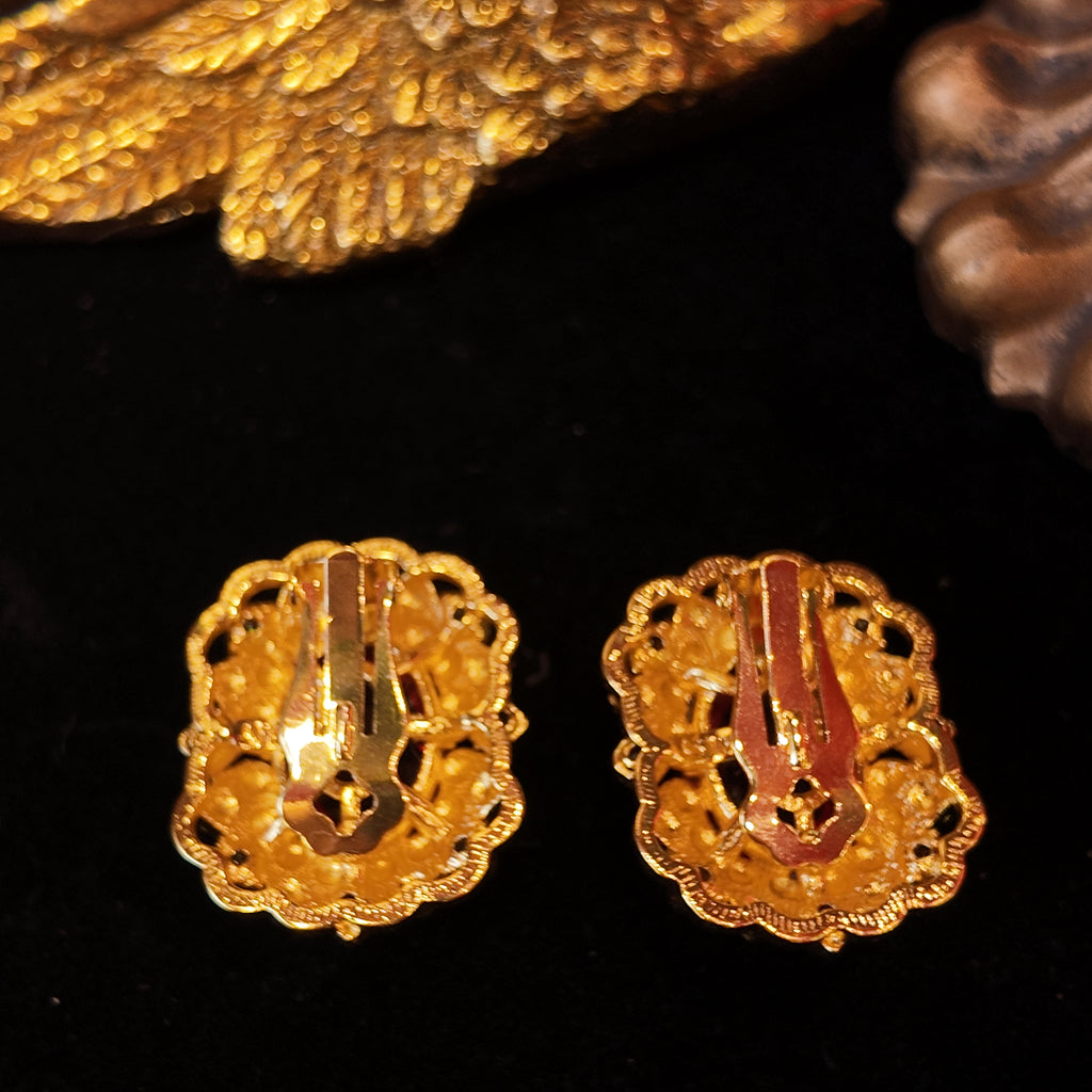 "Victoria Red Heart" Retro Glass Ear Clips | Flaming Ruby Gemstone Luster | Gold-Plated Heart-Shaped Zircon Cluster | Ear Piercing-Free Elegance Choice